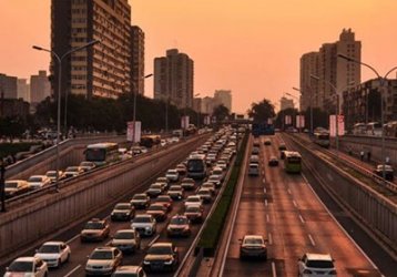 Image of highway through a city crowded with cars